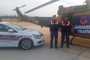 Jandarmanın havadan tarafik denetimi s&uuml;r&uuml;yor