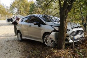 Bursa'da direksiyonda sara nöbeti geçiren sürücü, ağaca çarptı