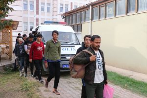 Erzincan'da 110 d&uuml;zensiz g&ouml;&ccedil;men yakalandı