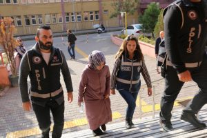FET&Ouml; firarisi kadın tutuklandı