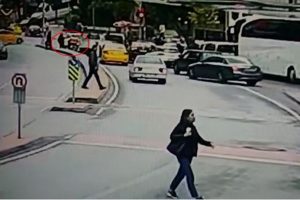 Hamile kadının &uuml;zerine motosiklet devrildi
