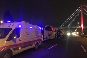 Tır 2 yolcu otob&uuml;s&uuml;ne &ccedil;arptı: 1'i ağır 8 yaralı
