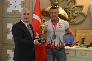 Bursalı sporcu D&uuml;nya Şampiyonası &ouml;ncesi Bozbey'den destek istedi