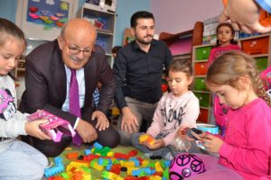 Bursalı minikler başkan amcalarıyla oyun oynadı