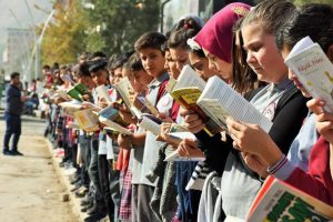 10 bin &ouml;ğrenci kaldırımda kitap okudu