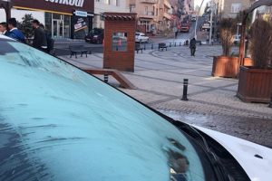 Kars'ta ara&ccedil;ların camları buz tuttu