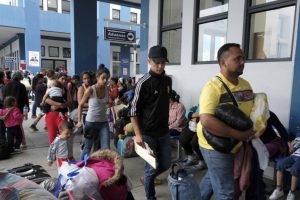 Binlerce Venezuelalı Peru'ya g&ouml;&ccedil; ediyor