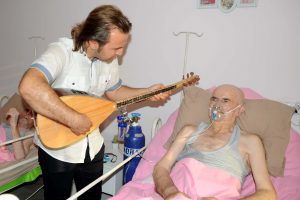 Oğlu saz &ccedil;aldı babası g&ouml;zyaşlarını tutamadı