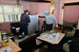 Bursa'daki evden 2 kamyon &ccedil;&ouml;p &ccedil;ıktı