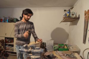 19 yaşında kendi bağlamasını yapıyor