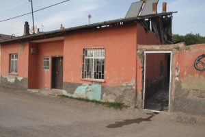 Eşini 10 yerinden bı&ccedil;akladı