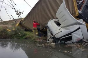 Dereye u&ccedil;an TIR'ın s&uuml;r&uuml;c&uuml;s&uuml; kurtarıldı
