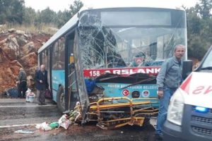 Belediye otob&uuml;s&uuml; dehşeti: 20 yaralı