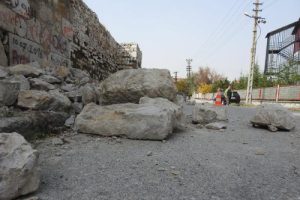 Tarihi &Ccedil;orum Kalesi surlarından kopan kaya par&ccedil;aları yola d&uuml;şt&uuml;