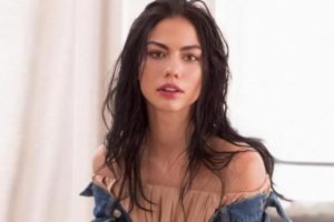 Demet &Ouml;zdemir makyajsız fotoğrafını paylaştı