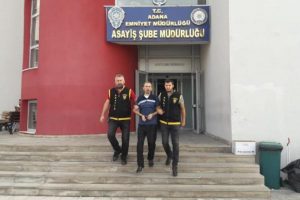 Sahte kimlikle kıskıvrak yakalandı