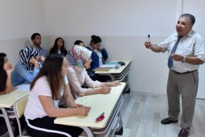 57 yaşında hem &ouml;ğretmen hem &ouml;ğrenci