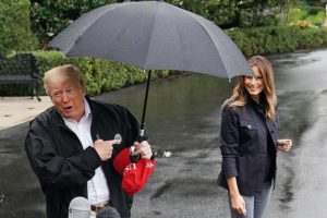 Melania ıslandı, Trump umursamadı!