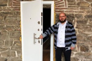 Bursa'da tarihi Pirinç Han'da 'çelik kapı' tepkisi
