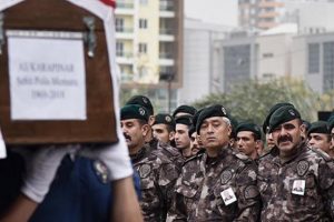 Şehit polis g&ouml;zyaşları i&ccedil;inde uğurlandı