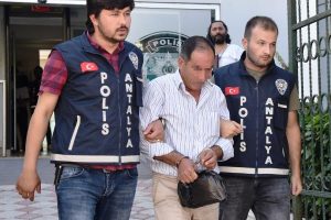 Akılalmaz olay! Asans&ouml;rde hasta gibi davranıp...