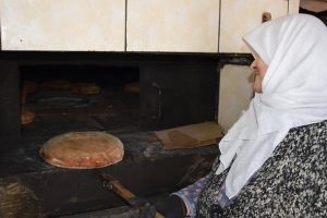 'Sultan Ana' somun ekmekle ge&ccedil;imini sağlıyor