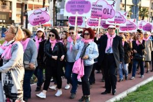 Kadınlardan pembe y&uuml;r&uuml;y&uuml;ş