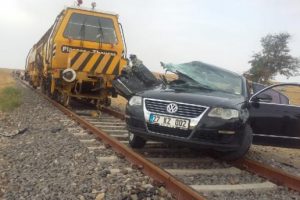 Hemzemin ge&ccedil;itte trenin &ccedil;arptığı otomobilin s&uuml;r&uuml;c&uuml;s&uuml; &ouml;ld&uuml;, oğlu yaralandı