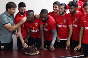 Mensah'a s&uuml;rpriz doğum g&uuml;n&uuml; s&uuml;rprizi