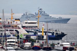 Rus askeri gemisi &Ccedil;anakkale Boğazı'ndan ge&ccedil;ti