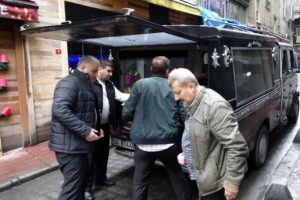 Ara G&uuml;ler'in cenazesi kiliseye getirildi