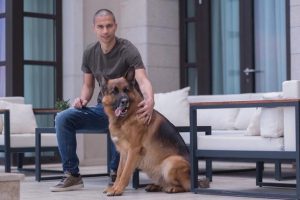 G&ouml;khan İnler'den sokaktaki canlılara yardım eli
