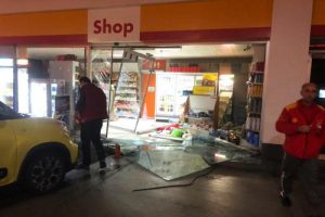 Taksi, akaryakıt istasyonu marketine girdi