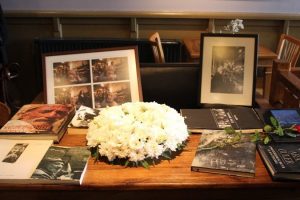 Ara G&uuml;ler, Kafe Ara'da &ccedil;i&ccedil;eklerle anıldı