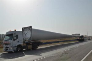 &Uuml;&ccedil; TIR ile taşındı! Her biri 68 metre uzunluğunda