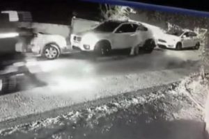 İş adamına l&uuml;ks aracında silahlı saldırı kamerada