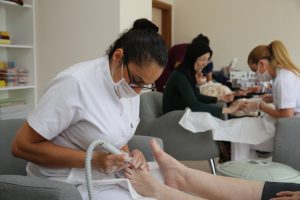 Bursa'da huzurevi sakinlerine bakım yaptı g&ouml;n&uuml;lleri kazandı