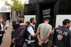 İzmir'de d&uuml;zensiz g&ouml;&ccedil;menlerin hayatını kaybettiği kazayla ilgili 11 kişi adliyede