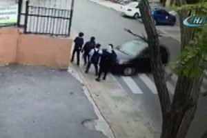 Kadın &ouml;ğretmen aracıyla &ouml;ğrencilerin arasına daldı