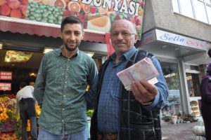 Bursa'da manav, iş yerinin önünde düşürülen paranın sahibini buldu