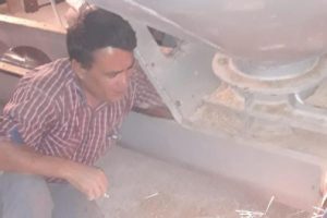 Makineye kolu sıkıştı, elinde sigarayla kurtarılmayı bekledi