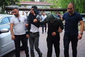 Halk merkezine zarar veren ş&uuml;pheliler yakayı ele verdi