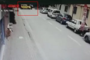 Bursa'da ticari ara&ccedil;la &ccedil;arpışan bisikletli ağır yaralandı