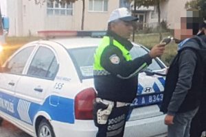 Servis s&uuml;r&uuml;c&uuml;s&uuml; alkoll&uuml; &ccedil;ıktı, &ouml;ğrencileri okula polis bıraktı
