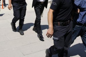 Van'da ter&ouml;r operasyonu: 8 g&ouml;zaltı