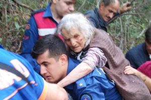 Kayıp Ayşe nine bulundu, teğmen sırtında taşıdı