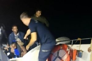 12 ka&ccedil;ak g&ouml;&ccedil;men yakalandı