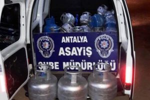 &Ccedil;alıştığı iş yerinden 111 tane t&uuml;p &ccedil;aldı
