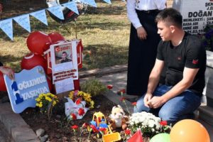 Astsubay baba, şehit oğlu Bedirhan'ın ilk yaş gününü mezarında kutladı