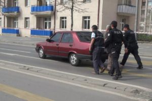 Ş&uuml;pheli &ccedil;anta ihbarına giden polisler, arızalanan otomobili itti